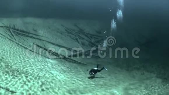 在Nassereith的Fernsteinsee山湖水下Fernpass潜水视频的预览图