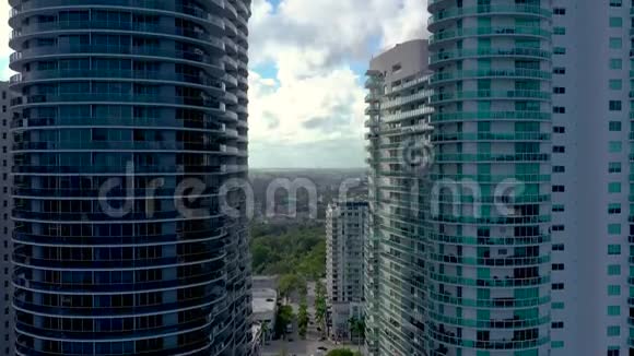 迈阿密佛罗里达州美国2019年5月空中无人机观景飞行迈阿密市中心街道住宅楼从上面视频的预览图