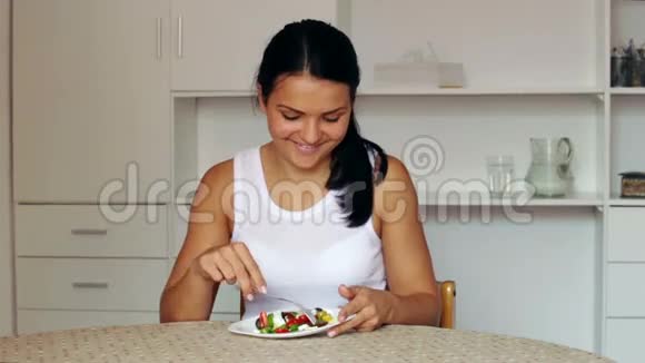 吃沙拉的女孩视频的预览图