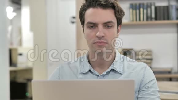 年轻的创意人在笔记本电脑上工作视频的预览图