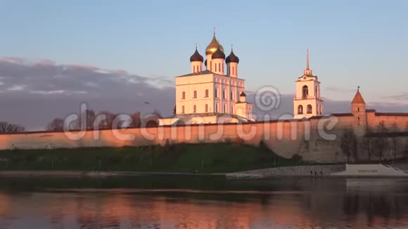 普斯科夫克里姆林宫的三一大教堂10月傍晚俄罗斯普斯科夫视频的预览图