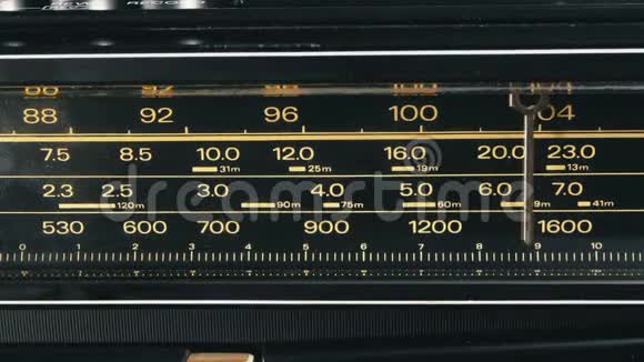 在老式接收机的规模上调整模拟无线电拨频率视频的预览图