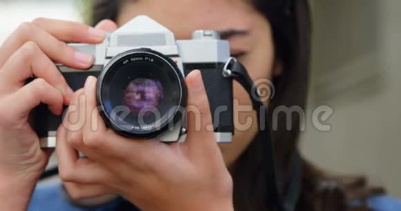 女子数码相机4k视频的预览图
