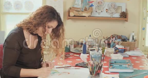 她工作室里的女画家视频的预览图