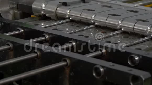 工业数控机床上金属铜管的折弯和切割视频的预览图