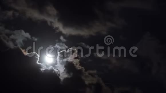 满月通过乌云在夜空中移动时间流逝视频的预览图