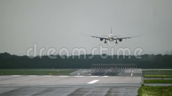 宽体飞机接近机场视频的预览图