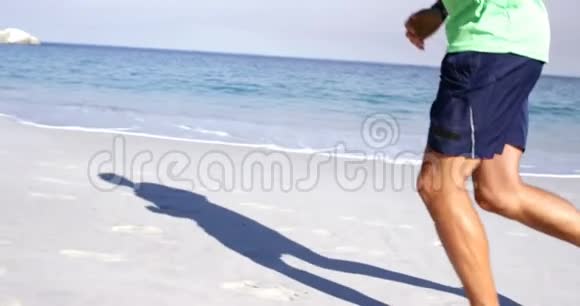健身男子在海滩上慢跑视频的预览图