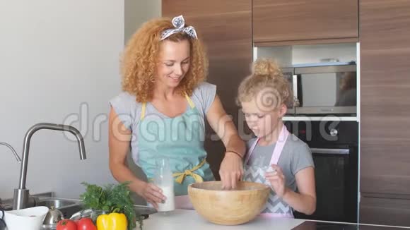 厨房里的幸福家庭母子女儿一起做饭视频的预览图