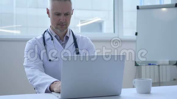 年轻的医生在电脑上工作视频的预览图