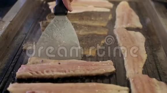 在专业烤架上烤鱼视频的预览图