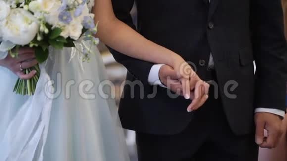 婚礼上的新婚夫妇视频的预览图