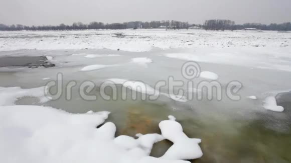 寒冷的冬天冰冻多瑙河视频的预览图