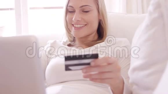 金发女人微笑着在网上买东西视频的预览图