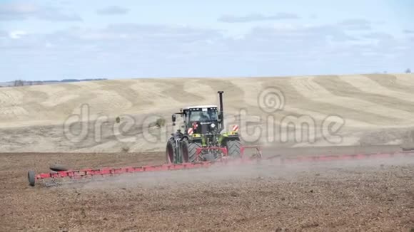 农用拖拉机在农田上耕作农用拖拉机耕田视频的预览图