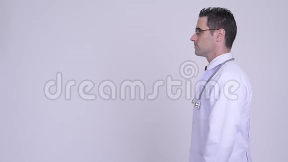 白色背景下戴眼镜的英俊男子医生的侧视图视频的预览图