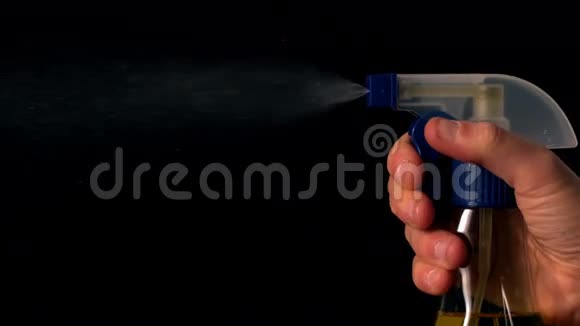 女用喷雾器喷洒清洁剂视频的预览图