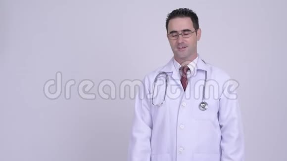 帅哥医生在白色背景下展示一些东西视频的预览图