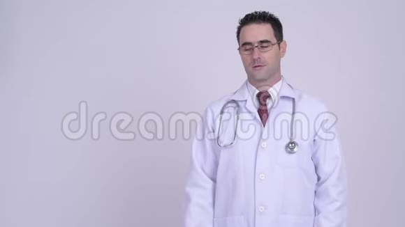 帅哥医生在白色背景下展示一些东西视频的预览图