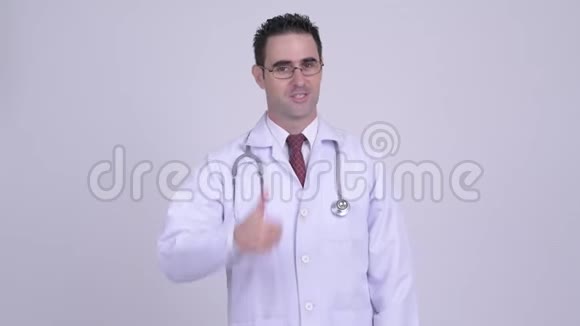 快乐的帅哥医生微笑着竖起大拇指视频的预览图