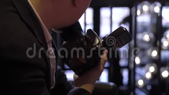 室内专业拍照摄影师正在用数码相机DSLR拍照摄影展览视频的预览图