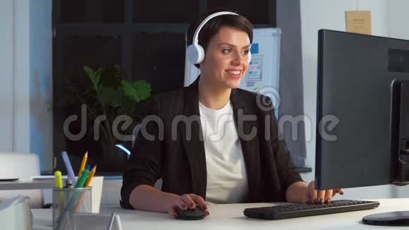 带电脑耳机的女商人视频的预览图