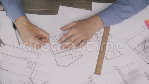 建筑师在制定房屋计划视频的预览图