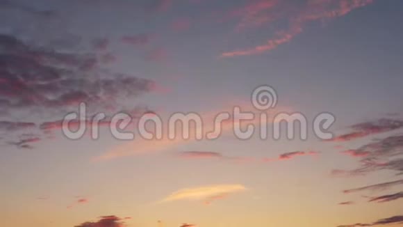 日落时蓝天上美丽的云彩视频的预览图