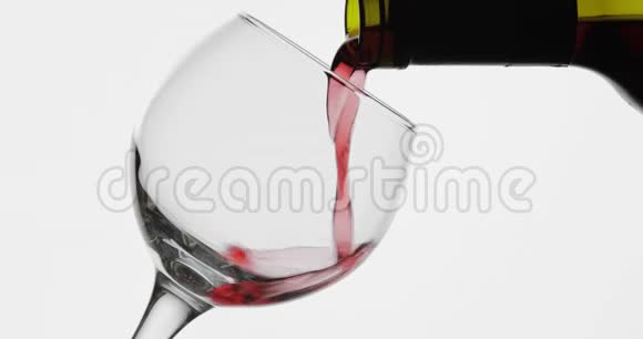 玫瑰酒红酒倒在白色背景的酒杯里视频的预览图