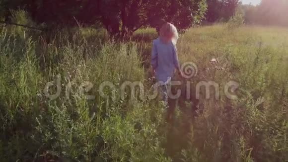 夏天可爱迷人的女孩在田野里视频的预览图