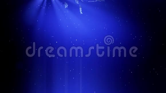 闪亮的3D雪花在蓝色背景下夜间飘落用作圣诞节新年贺卡或冬季主题或视频的预览图