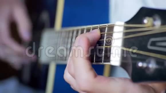 弹吉他视频的预览图
