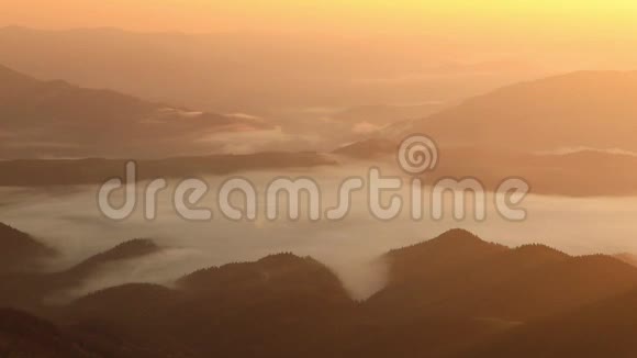 朦胧的黎明在山上美丽的风景视频的预览图