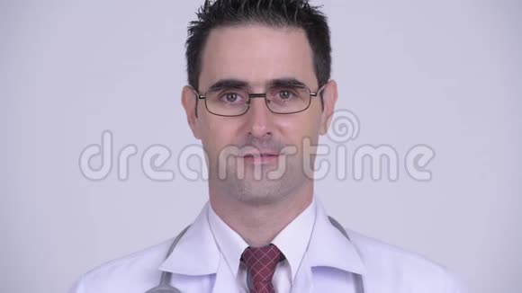 脸上洋溢着快乐的帅哥医生微笑着戴着眼镜视频的预览图