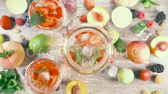 玻璃顶景提供带冰的慢动作水果饮料视频的预览图