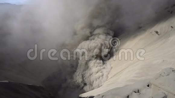 布罗莫火山的烟坑视频的预览图