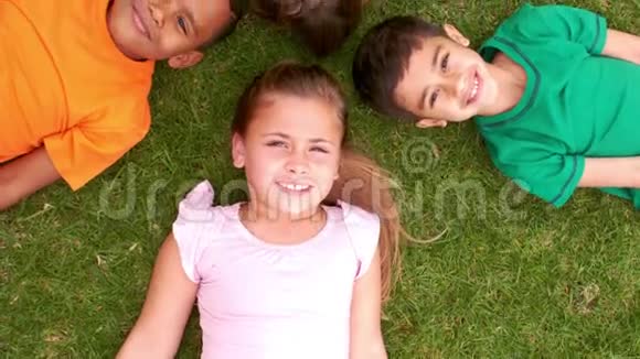 微笑的孩子躺在圆圈里视频的预览图