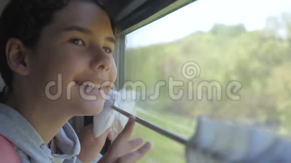 小女孩十几岁是乘火车旅行的背包客旅游运输生活方式铁路概念旅游学校视频的预览图