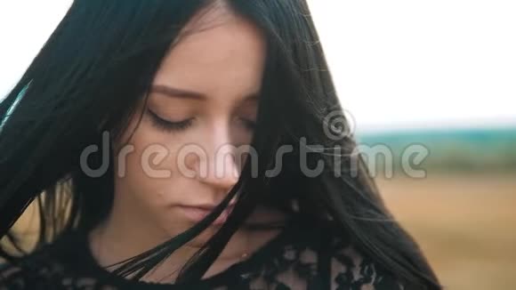 漂亮的女孩黑发肖像大唇风发展头发肖像慢动作视频女人的生活方式视频的预览图