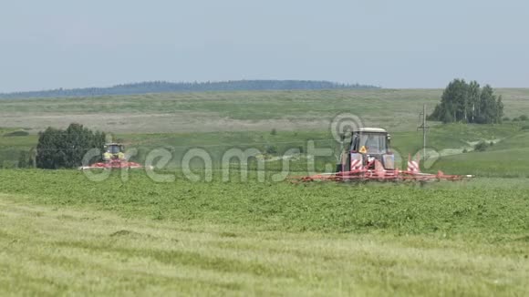 农用拖拉机在农田上收割土地收割场农业机械视频的预览图