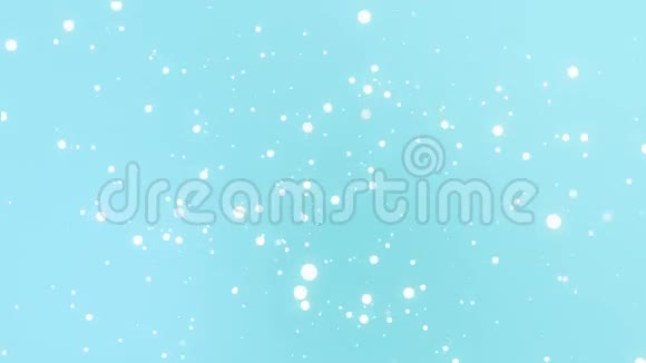 白色的雪花在蓝色的背景下飘落下来视频的预览图