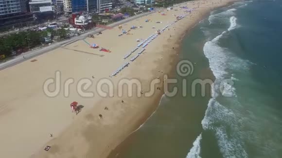 韩国釜山海恩达海滩夏季鸟瞰图视频的预览图