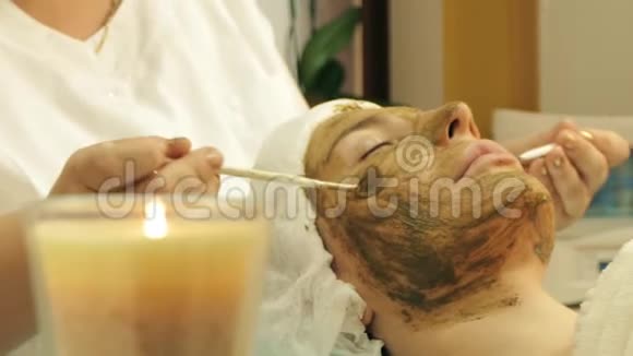 在美容诊所做面部美容的成年女性视频的预览图