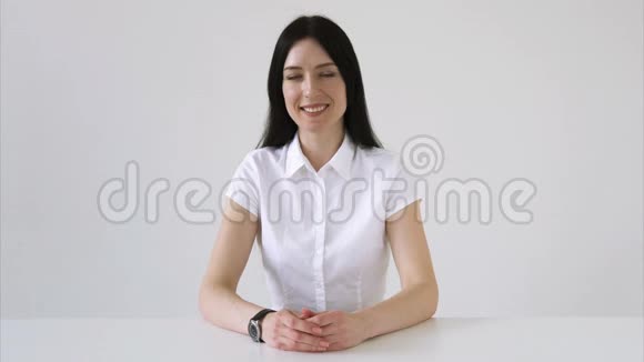 穿白色衬衫的快乐黑发女人视频的预览图