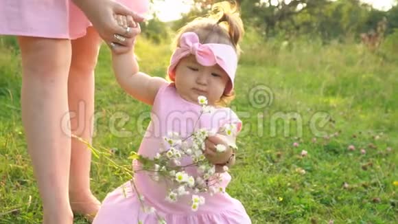 妈妈和女儿穿着一样的衣服视频的预览图