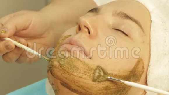 在美容诊所做面部美容的成年女性视频的预览图