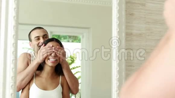 微笑的年轻夫妇面前的镜子视频的预览图