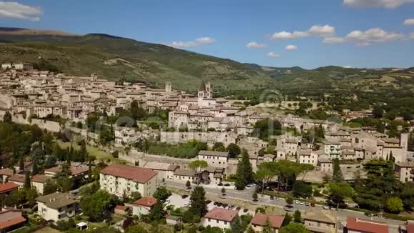 斯佩罗意大利最美丽的小镇之一从空中俯瞰村庄视频的预览图