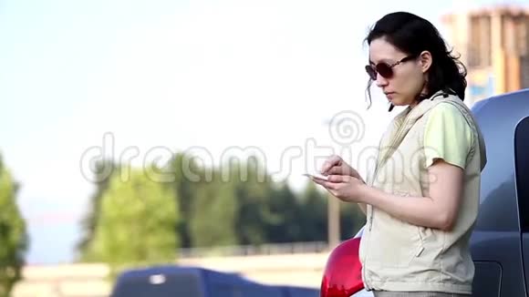 女阅读手机留言视频的预览图