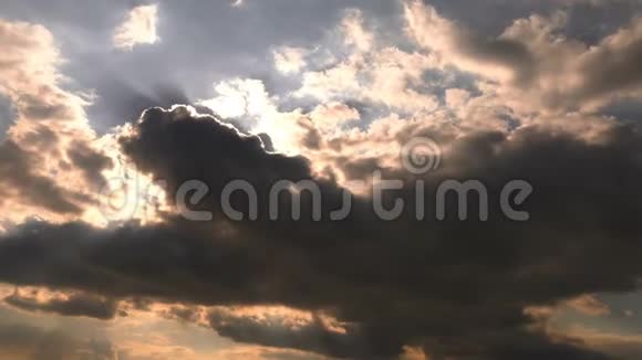 乌云和蓝天的流逝视频的预览图